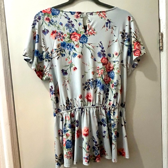 Light blue floral top - Picture 2 of 5